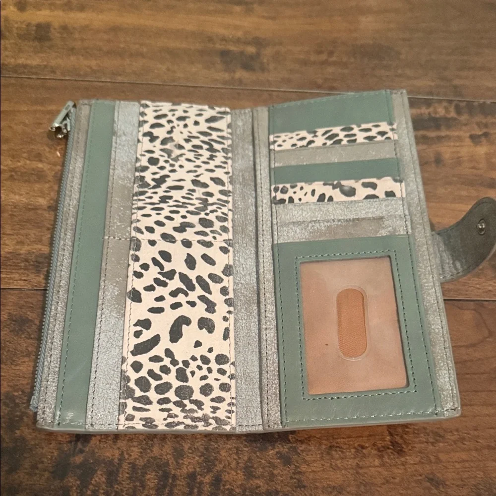 Hobo Women’s Elegant Distressed Grayish Animal Print With Green Leather Wallet. - Picture 3 of 9